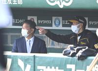 　矢野監督と話す野村コーチ（撮影・飯室逸平）