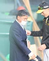 　矢野監督と話す野村コーチ（撮影・飯室逸平）