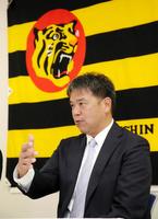 　入団会見で意気込みを語る野村２軍バッテリーコーチ（代表撮影）