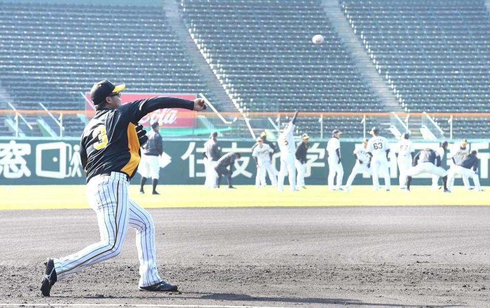 　早出特守で内野ノックを受ける大山（撮影・飯室逸平）