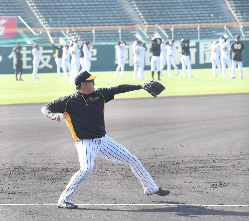 　早出特守で内野ノックを受ける大山（撮影・飯室逸平）