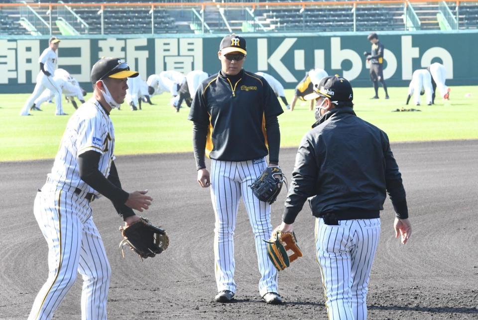 　田中コーチ（左）、久慈コーチからアドバイスを受ける大山（撮影・飯室逸平）