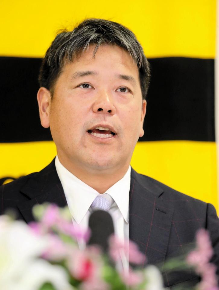 　入団会見で意気込みを語る野村２軍バッテリーコーチ（代表撮影）