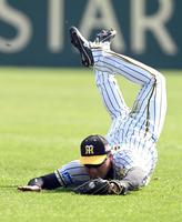 　ノックの打球を捕球し、大山はえび反りになる（撮影・山口登）