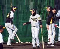 　打撃練習を終えた小幡（左）は矢野監督（右）からアドバイスを受ける（撮影・山口登）