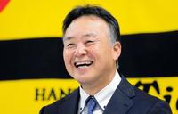 　就任会見で笑顔を見せる藤井康雄１・２軍巡回打撃コーチ（代表撮影）