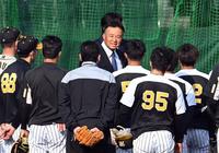 　ナインにあいさつする藤井康雄コーチ（中央）（撮影・山口登）