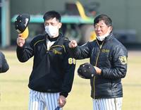 　談笑する矢野監督（左）と平田２軍監督（撮影・飯室逸平）