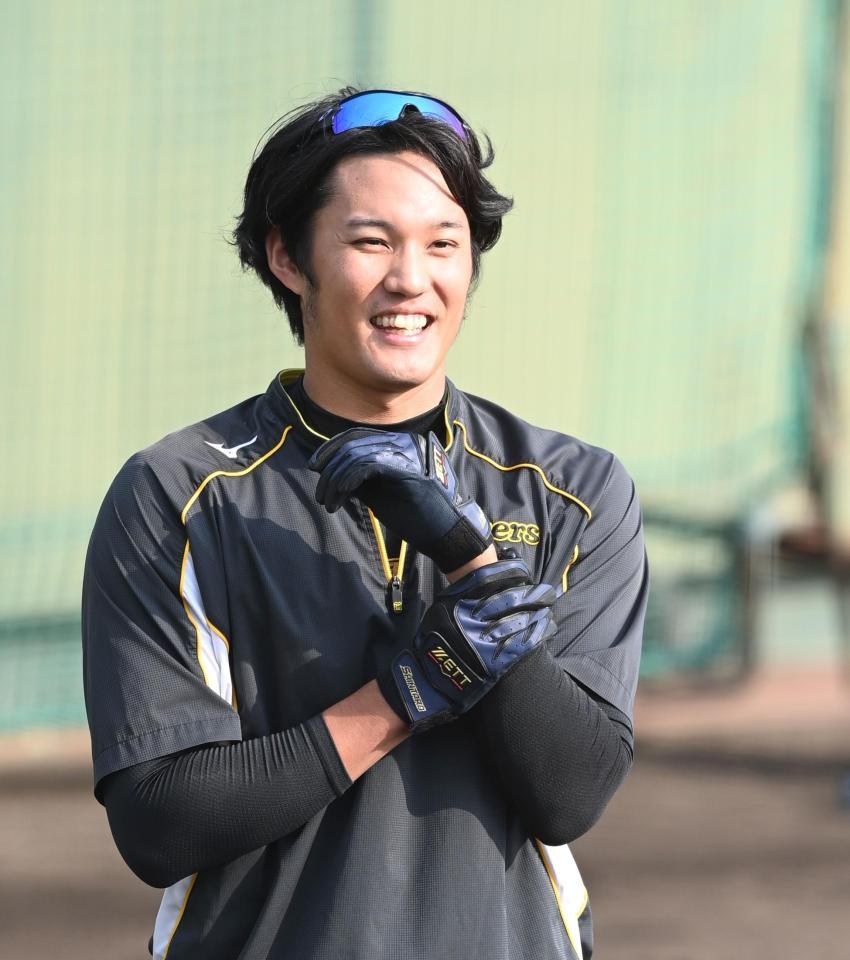 　練習の合間に笑顔を見せる藤浪（撮影・飯室逸平）