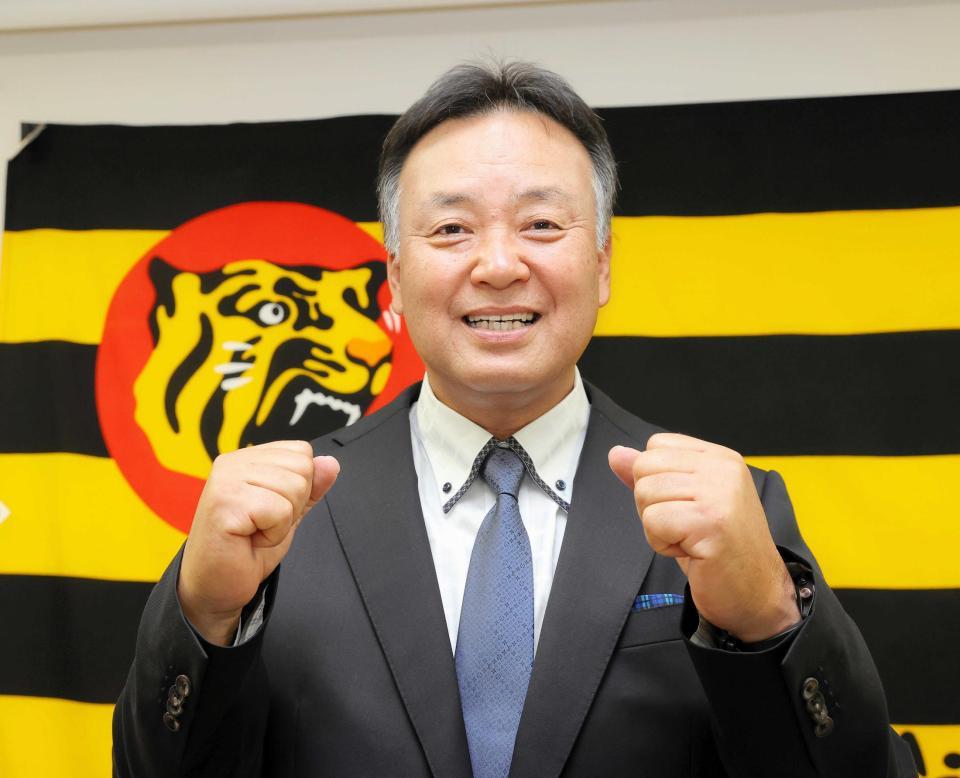 　就任会見を終え、笑顔でガッツポーズする藤井康雄１、２軍巡回打撃コーチ（代表撮影）