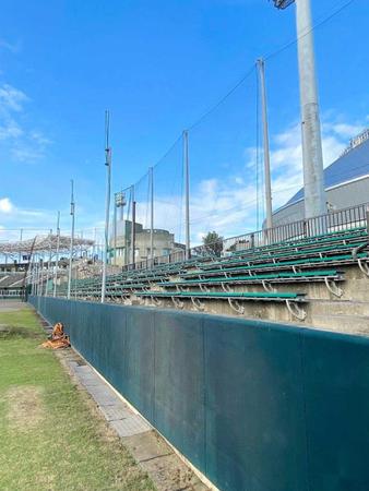 　古い金網が撤去されるなど、改修が進む「かりゆしホテルズボールパーク宜野座」（宜野座村役場提供）