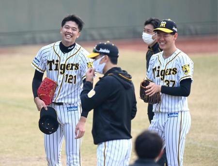 　投球後、矢野監督（手前）と談笑する才木（左、右は及川）＝撮影・飯室逸平