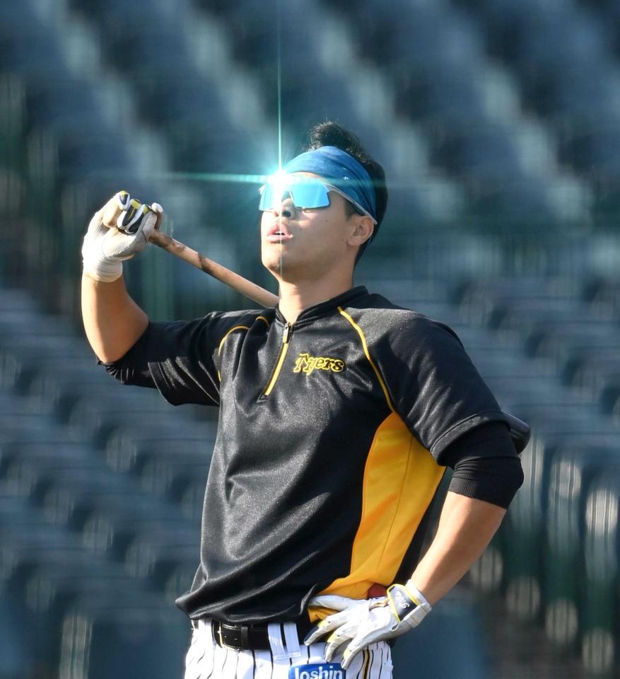 　ロングティーの打球を見つめる佐藤輝（撮影・飯室逸平）