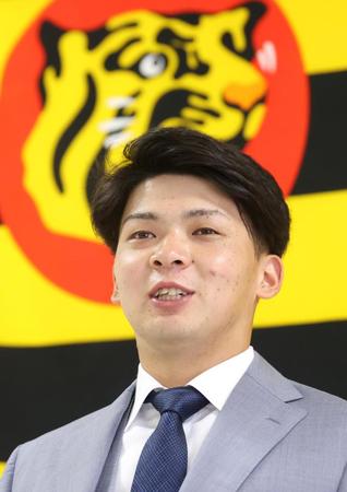 契約更改を終え会見する井上広大（代表撮影）