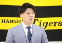 契約更改を終え、会見する井上広大（代表撮影）