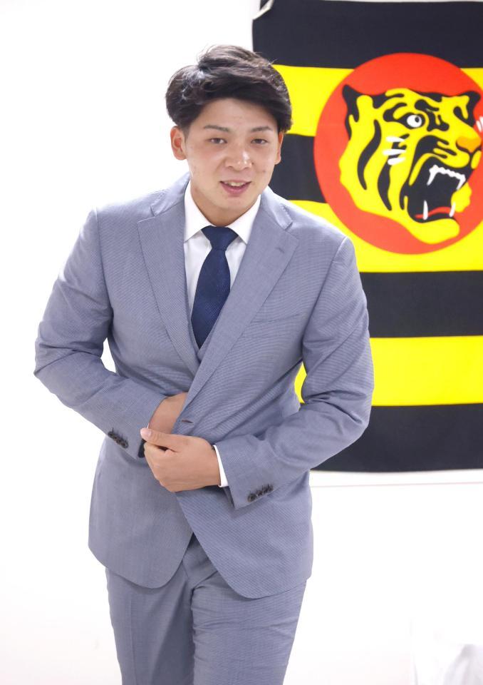 会見を終え、引き揚げる井上広大（代表撮影）