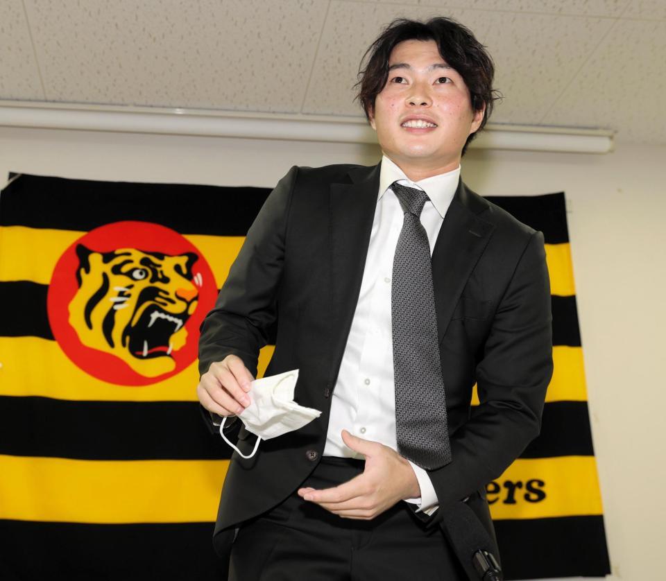 契約更改後の会見を終え席を立つ北條（代表撮影）＝甲子園