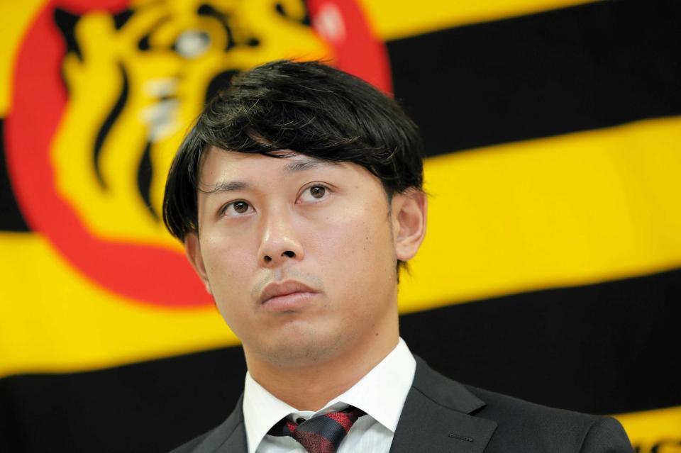 　契約更改を終え、会見に臨む高山（代表撮影）