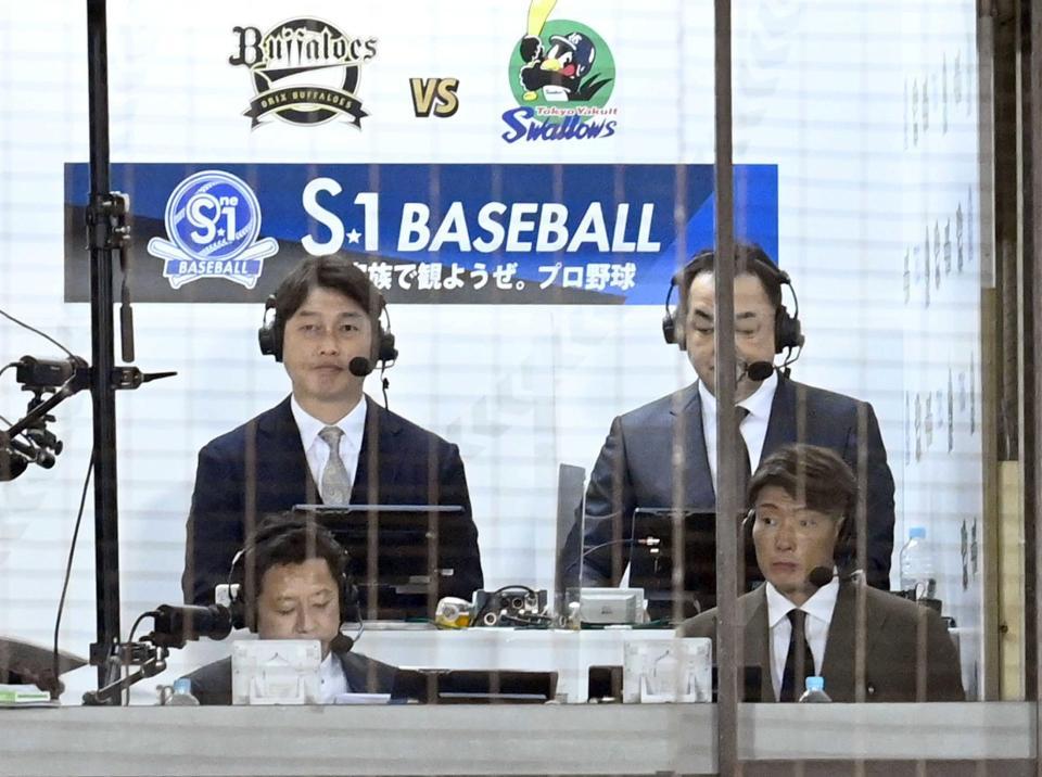 　日本シリーズ第６戦、ＴＶで解説する糸井（前列右。後列左から新井氏、槙原氏）＝撮影・山口登