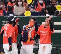 ４回、先制ソロを放った大塚を笑顔で迎える豊田寛（右端）＝東京ドーム（撮影・園田高夫）