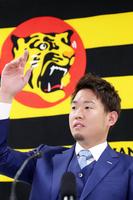 契約更改を終え、会見する西勇（代表撮影）