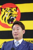 契約更改を終え、会見する西勇（代表撮影）