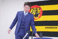 契約更改を終え、会見に臨む西勇（代表撮影）