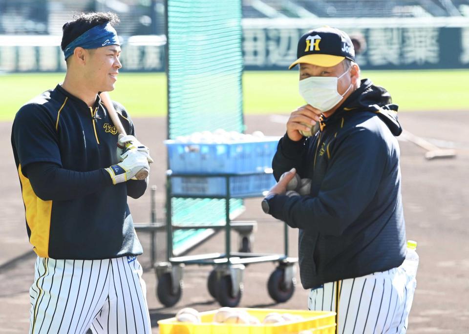 　佐藤輝（左）を指導する藤井康コーチ（撮影・田中太一）