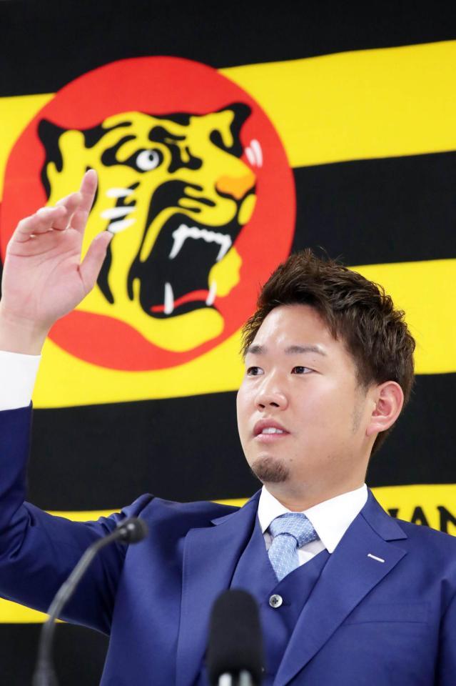 契約更改を終え、会見する西勇（代表撮影）