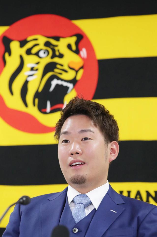 契約更改を終え、会見する西勇（代表撮影）