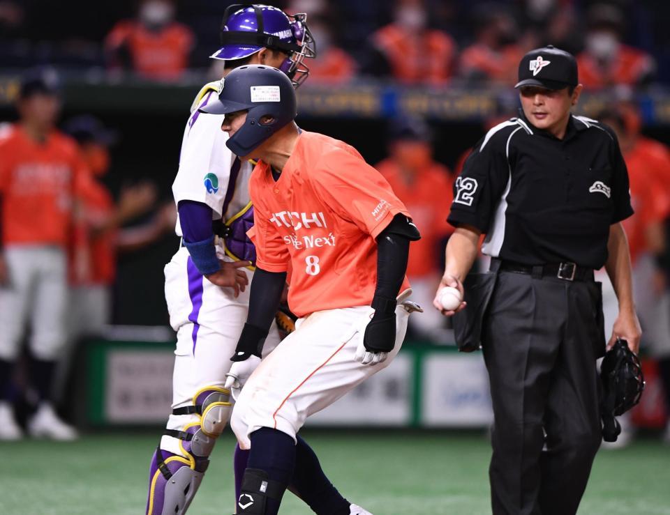 ５回、右越え２ランを放ち足の痛みをこらえながらホームインした日立製作所・豊田＝東京ドーム（撮影・園田高夫）