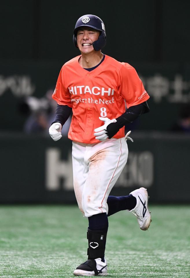 　５回、右越え２ランを放ち足の痛みに耐えながら生還する日立製作所・豊田＝東京ドーム（撮影・園田高夫）