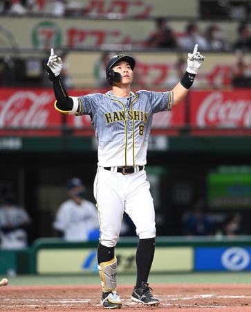 　西武戦の９回、この日３本目となる１３号決勝３ランを放ち天を指さす佐藤輝＝５月２８日