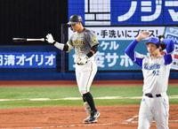 　ＤｅＮＡ戦の６回、国吉から右中間に場外弾を放った佐藤輝＝４月９日