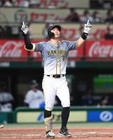 　西武戦の９回、この日３本目となる１３号決勝３ランを放ち天を指さす佐藤輝＝５月２８日