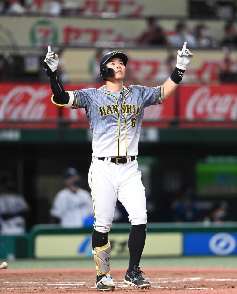 　西武戦の９回、この日３本目となる１３号決勝３ランを放ち天を指さす佐藤輝＝５月２８日