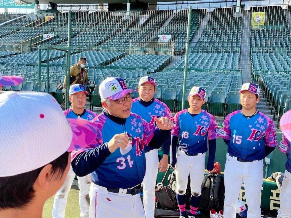 　円陣でナインに声を掛ける掛布ＨＬＴ（掛布塾ＡＬＬＳＴＡＲＳ提供）