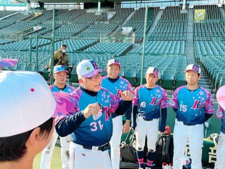 　円陣でナインに声を掛ける掛布ＨＬＴ（掛布塾ＡＬＬＳＴＡＲＳ提供）