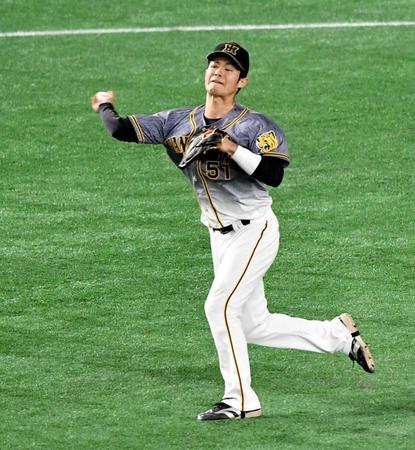 　９回、丸の遊ゴロで本塁へ送球する中野