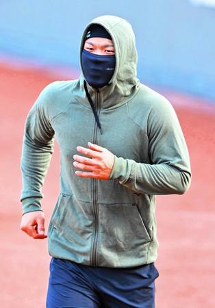 　ランニングをして汗を流す佐藤輝（代表撮影）