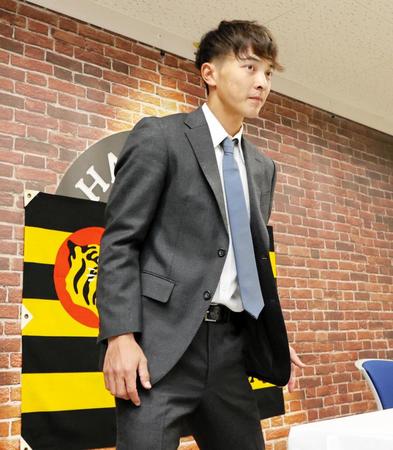 　アップ提示で契約を更改した熊谷（代表撮影）