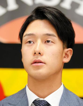 　契約を更改し会見する阪神・小幡（代表撮影）