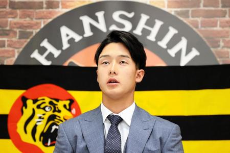 　契約を更改し会見する阪神・小幡（代表撮影）