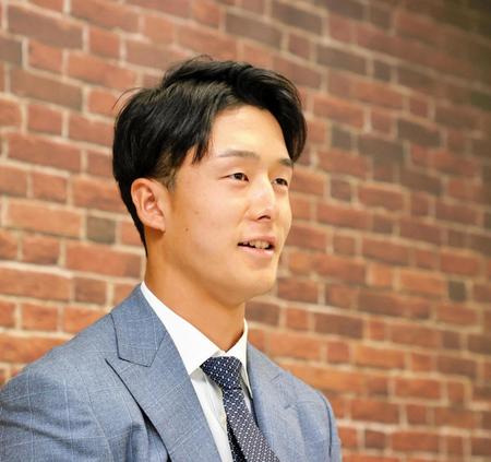 　契約を更改し会見する小幡（代表撮影）