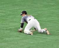 　９回、丸の遊ゴロを好捕した中野