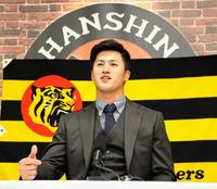 　２００万円アップで契約を更改した板山（代表撮影）