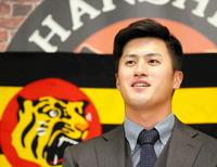 　２００万円アップで契約を更改した板山（代表撮影）