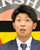 　アップ提示で契約を更改し会見する島田（代表撮影）