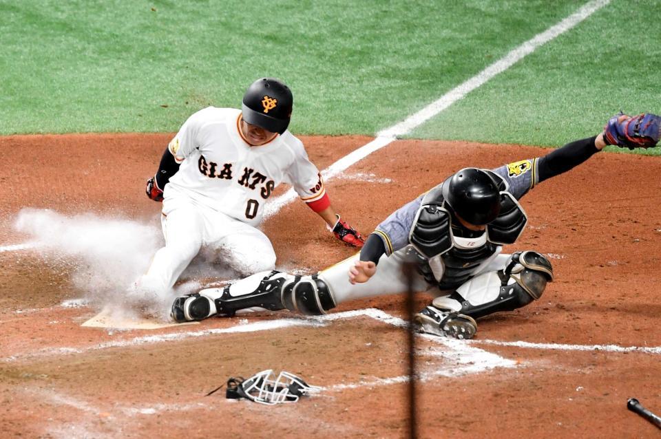 　９回、丸の遊ゴロで本塁アウトになる巨人・増田大