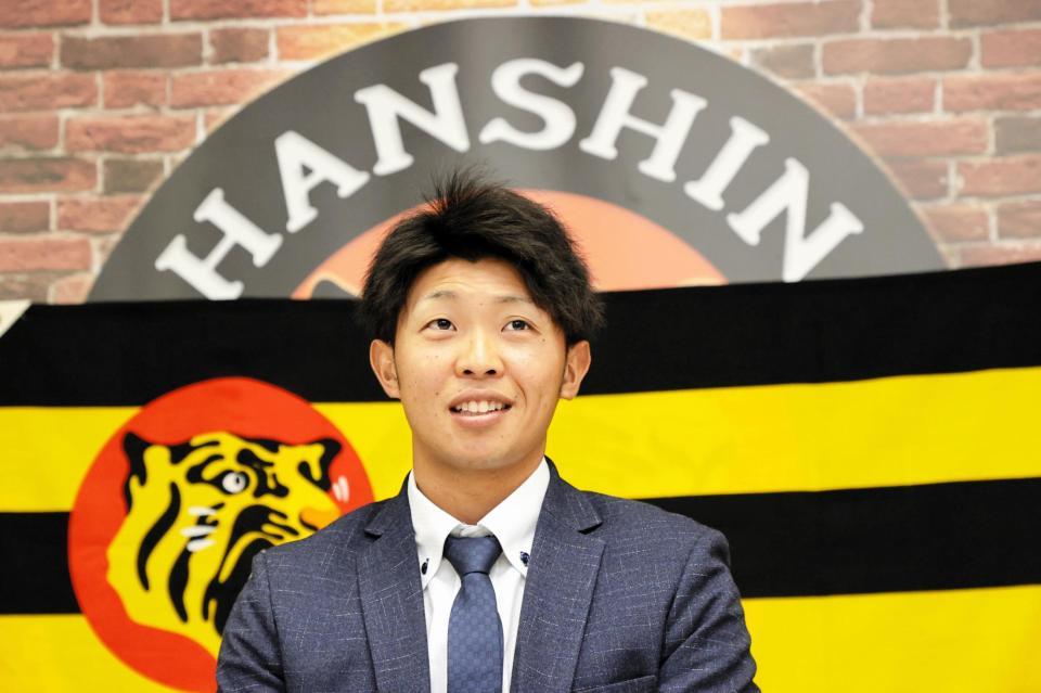 　アップ提示で契約を更改し会見する阪神・島田（代表撮影）